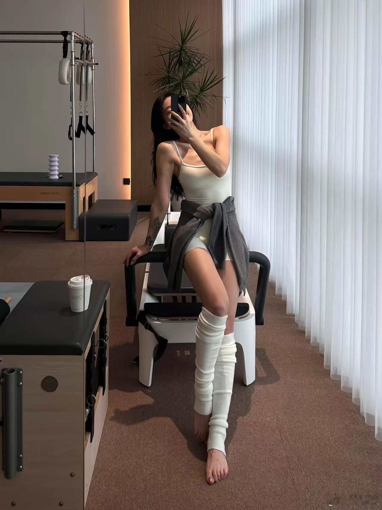 又看到学姐发自拍了要不要去私聊一下呢哈哈哈哈