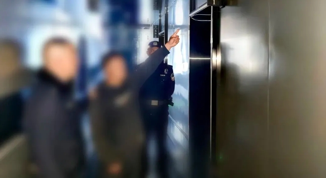 两名男子于足浴店猥亵5名女技师，被大理州警方抓获。
1月22日晚，大理州鹤庆县云