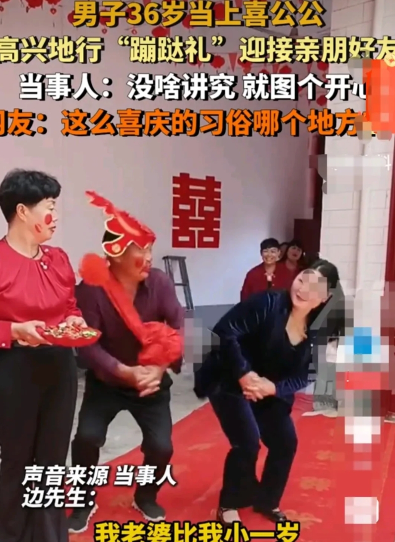 河北沧州，男子36岁，妻子35岁，就当上了喜公公喜婆婆。
在儿子儿媳的婚礼仪式上