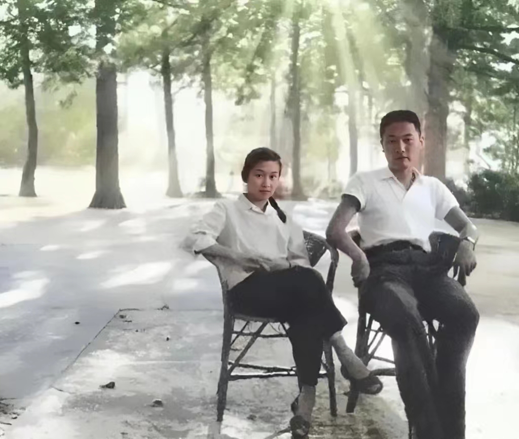 陈毅儿子陈小鲁和粟裕女儿粟惠宁的珍贵合影，彼时二人正在热恋中。镜头下的他们身穿白