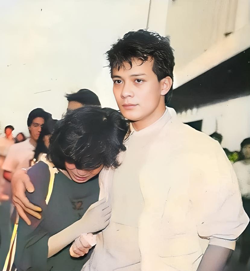 1985年，26岁的翁美玲开煤气自杀，黄日华和妻子梁洁华出席她的葬礼。

梁洁华