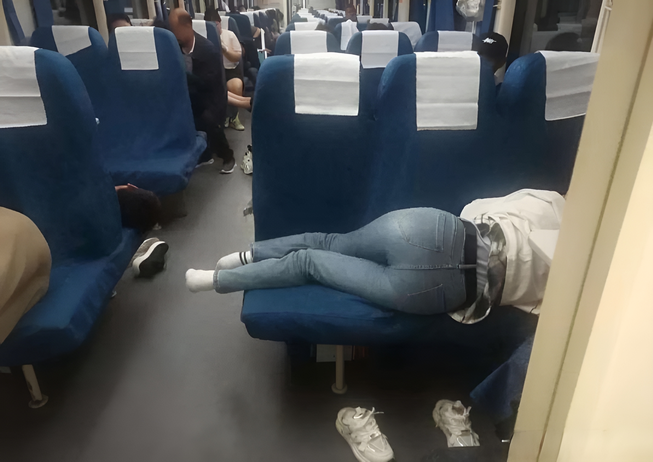 在火车上，她把我的位置占了，我该怎么办？