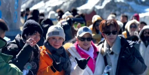 刘晓庆太牛啦！成功登上了玉龙雪山，那可是海拔 4680 米的地方。都 74 岁了