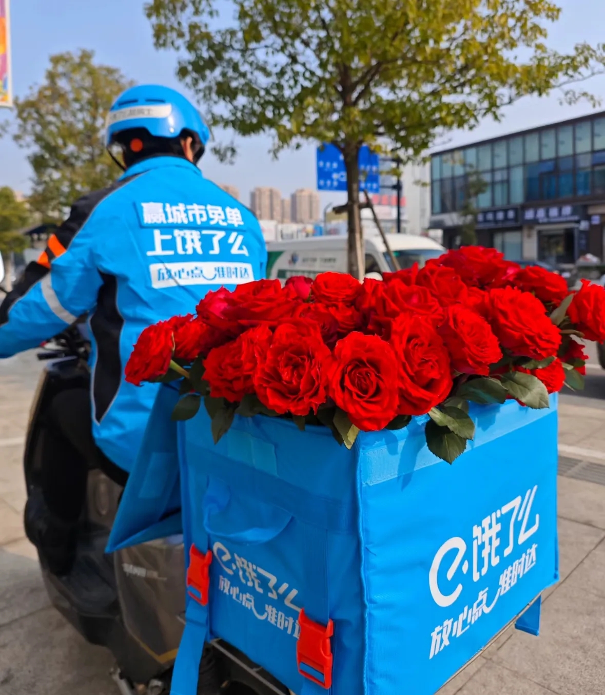 我问表弟：“京东给外卖员缴纳五险一金你去不去？”

表弟说：“不去”

我问：“