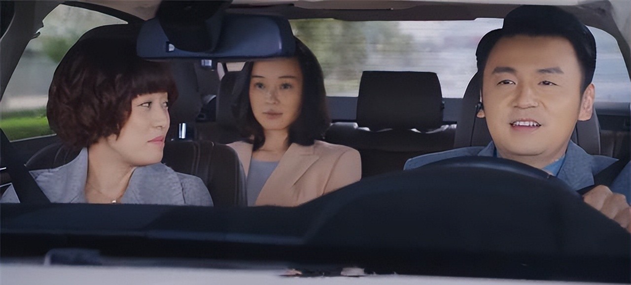隆妮，演的是个“魅惑”银行行长的小三。可她那扮相，跟“魅惑”八竿子打不着啊