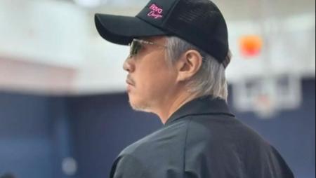 45岁邓超头发胡子全白 侧脸神似周星驰