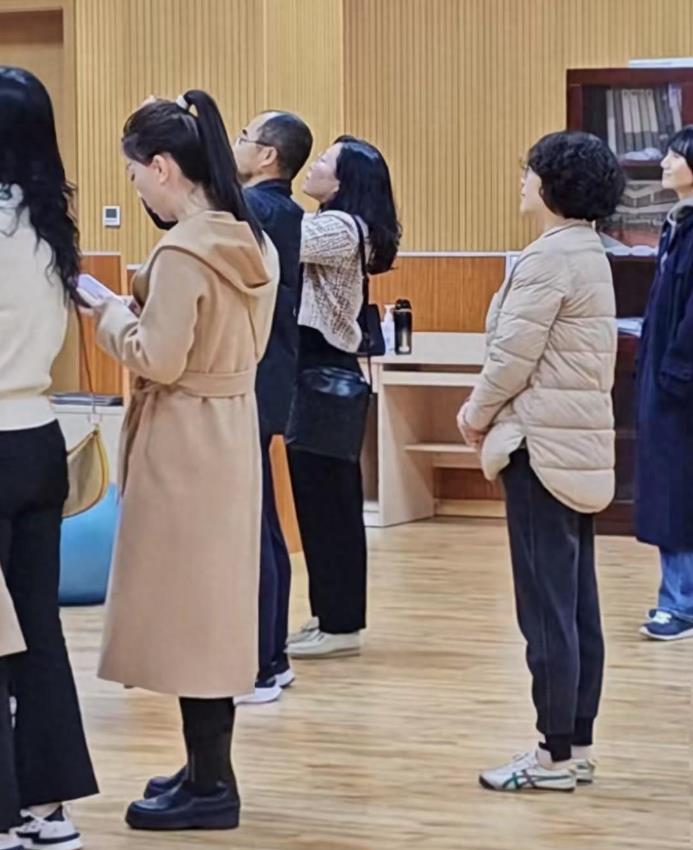 袁泉给女儿开家长会，衣着朴素站角落。不管家长牛不牛，孩子成绩得牛，要不连门都进不