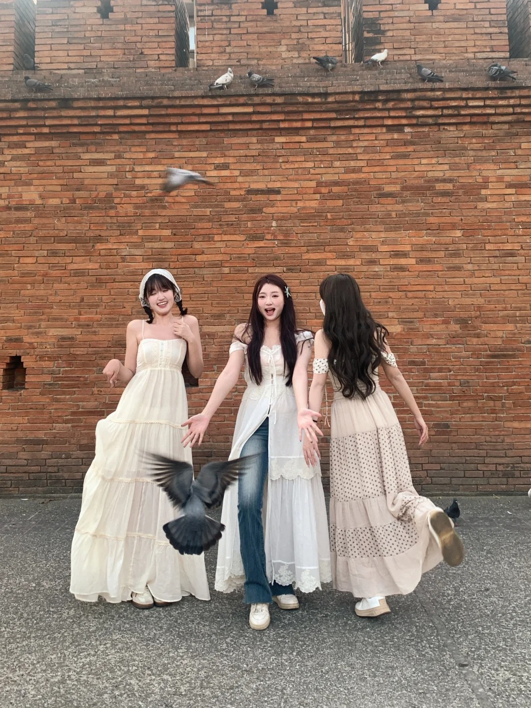 穿白裙子去赶鸽子了～
好好玩 真的好好玩！！
来了清迈N次一直没来
塔佩门赶鸽子