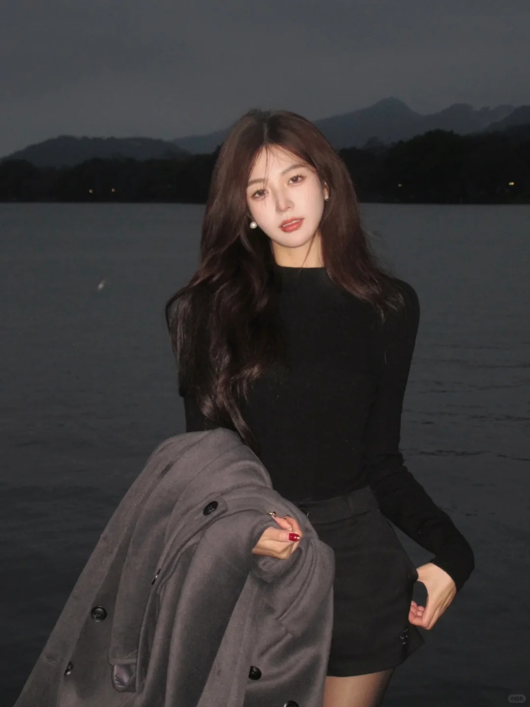 拥有 是绝对的错觉
在西湖的傍晚 没有夕阳 天光刚暗下来一点点
夜晚有属于它自己