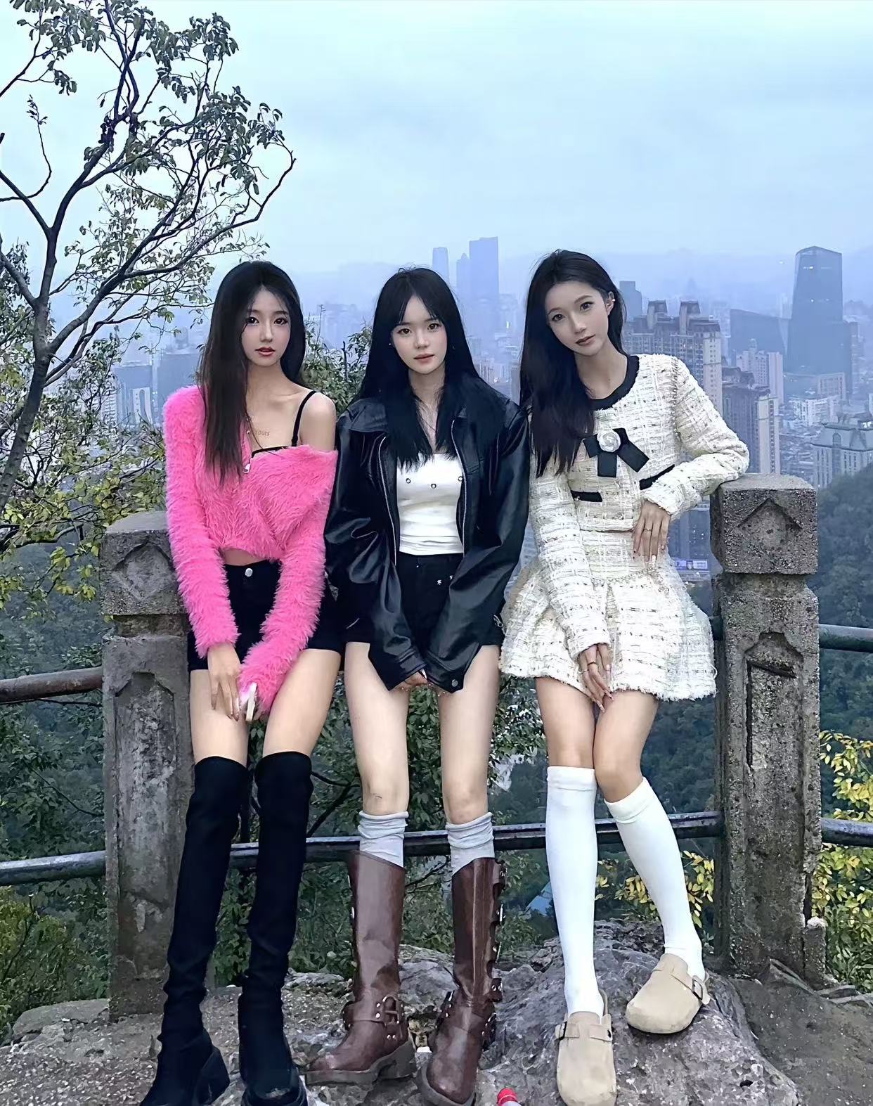 老婆和她的两个闺蜜我有机会吗哈哈哈哈