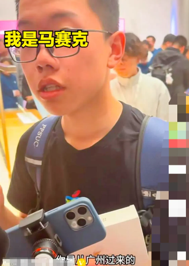 广州一个中学生，给全国人民贡献了一个笑话！这孩子，竟然逃课到上海苹果店，排长队，