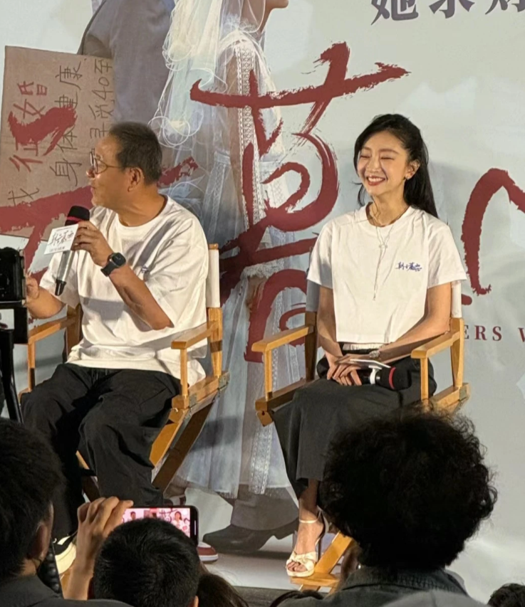 周冬雨生图，只能说她五官清秀皮肤好，脸小比较上镜，算不上是美女。