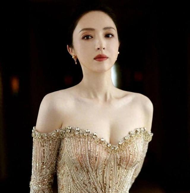 “锦衣华裳，佳人太美董璇——不仅仅是星光璀璨的明星故事。”
董璇，一个熟悉又陌生