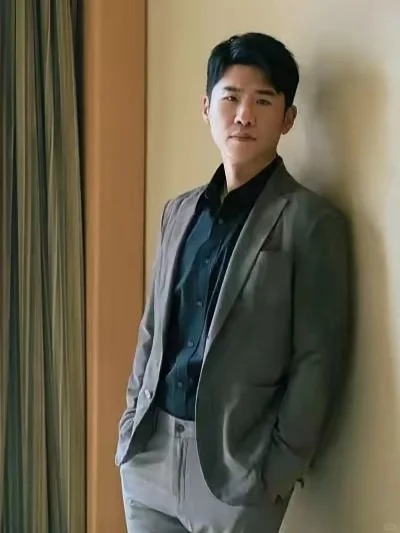 他称不上帅，也说不上丑，但就是特别的吸引人。我特别喜欢看他演戏，觉得他塑造的每一