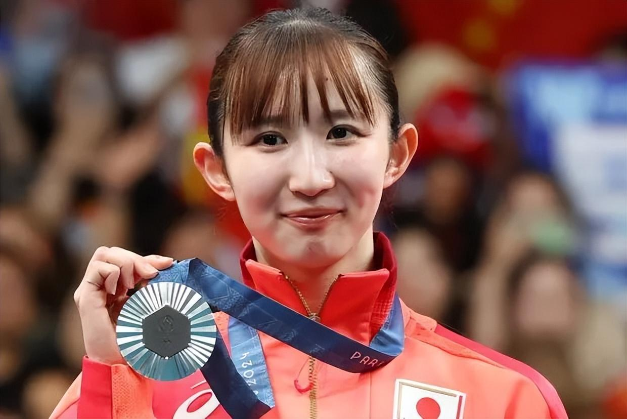 伊藤美诚透露了三个关于早田希娜的秘密：

1. 第一个秘密是，早田希娜在奥运会上