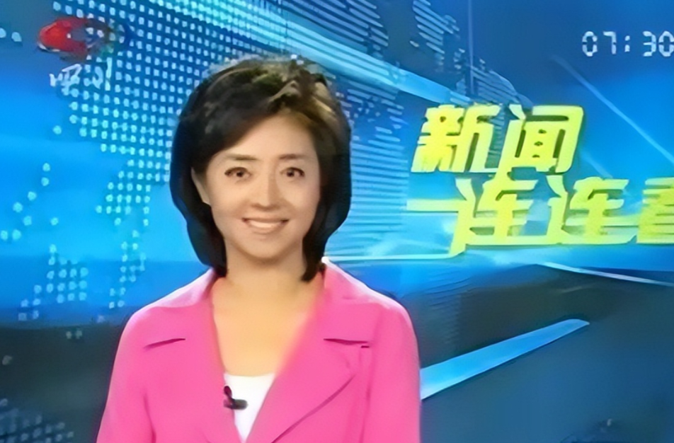 2015年，四川卫视女主持人佟瑶，聚完餐回酒店的路上，因内急在路边草丛小解，令人