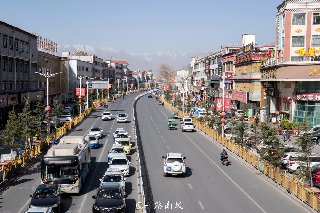 中国唯一的“日光之城”，西部的宝藏级旅游城市，无敌风光吸引游客蜂拥而至
