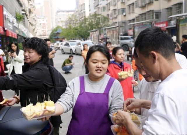 你相信吗？在这个网红遍地的时代，竟有网友称“理发师晓华”会是下一个“理发界的清流