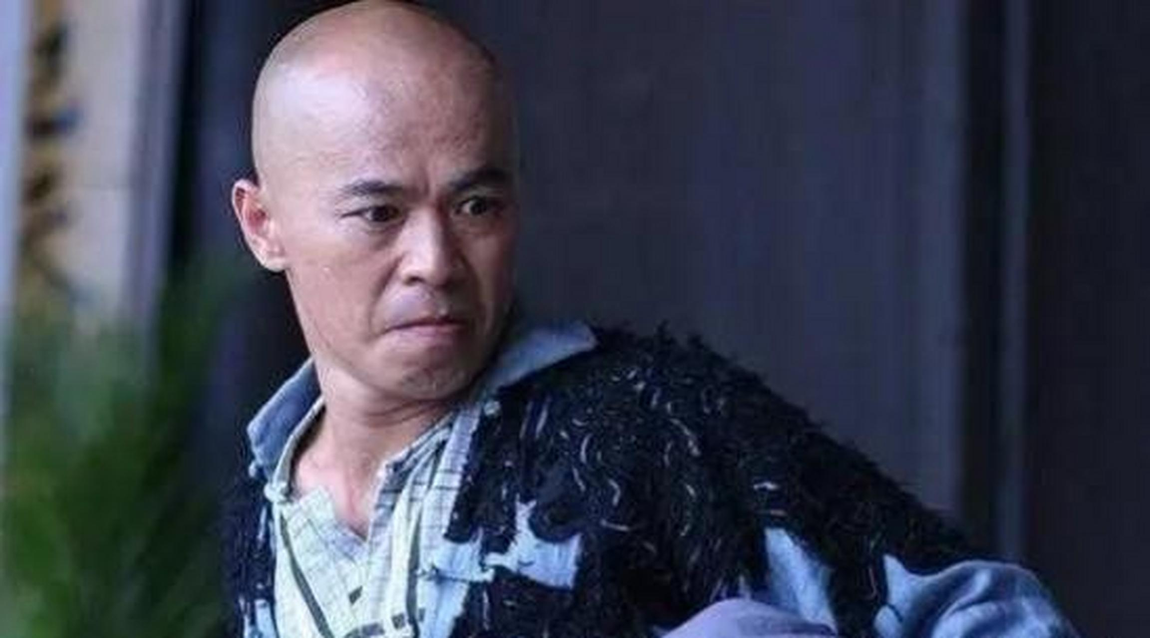 1994年，熊欣欣在拍摄《金玉满堂》，投入剧情太深，为更显剧情，他顺口咬了一口手