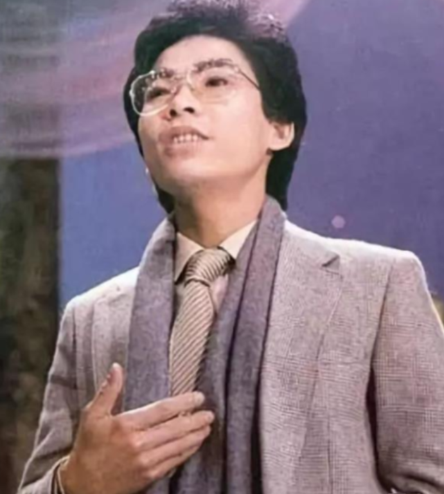 1984年，当歌手张明敏知道自己的国家拿到了亚运会的主办权，但是资金不够只剩下六