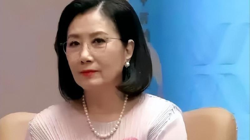 77岁了也要开演唱会捞金？路走不利索又无儿无女，汪明荃图什么？