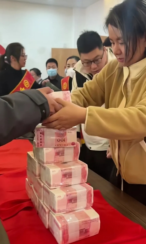 今天的光明村热闹得不行，连村里的道路都实行临时管制了，村民骑三轮车拉刘强东发的年