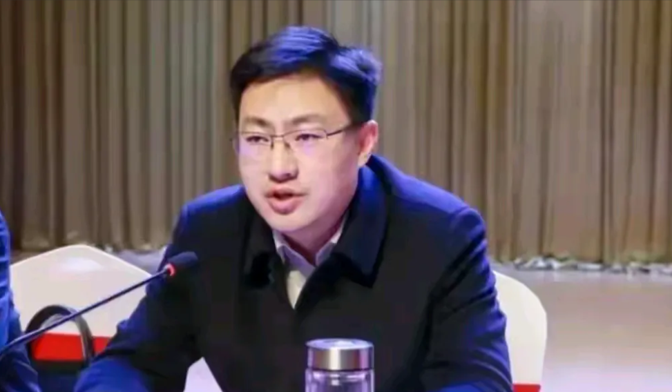 李佩霞的丈夫，身为县委公职人员，对妻子与县委书记的纠葛岂能不知？李某遭双规，与毛