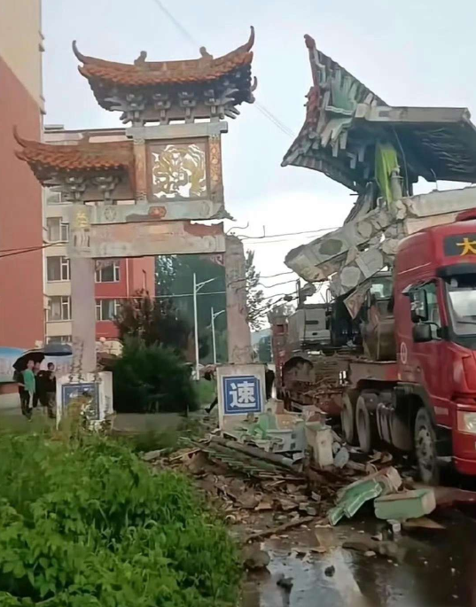 问村长这要赔多少钱，村长说：这不是赔钱的事，我整个村大运被你撞没了