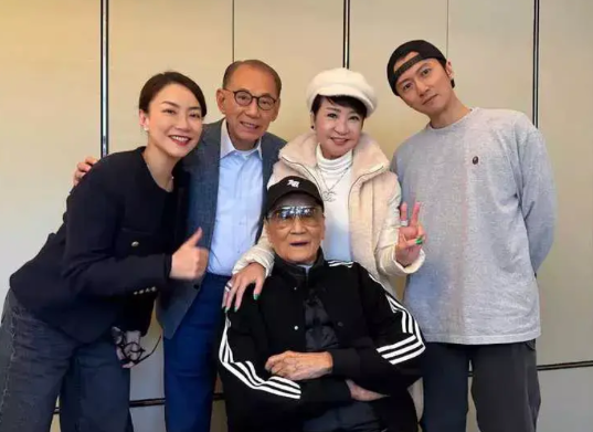 据媒体报道，今年春节前后，谢霆锋确实在亲情与爱情之间忙碌奔波。具体情况如下：
 