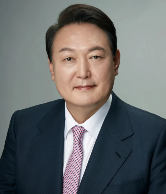 尹锡悦被捕，还是主动走出官邸，前往公调处接受调查，很显然他是为了避免出现更大规模