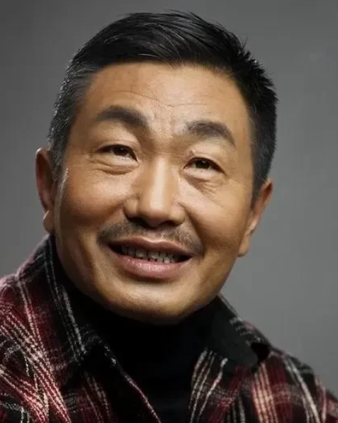李静问杜源:“你和你老婆4岁就认识，到现在都60多年了，你不觉得你的人生单调点了
