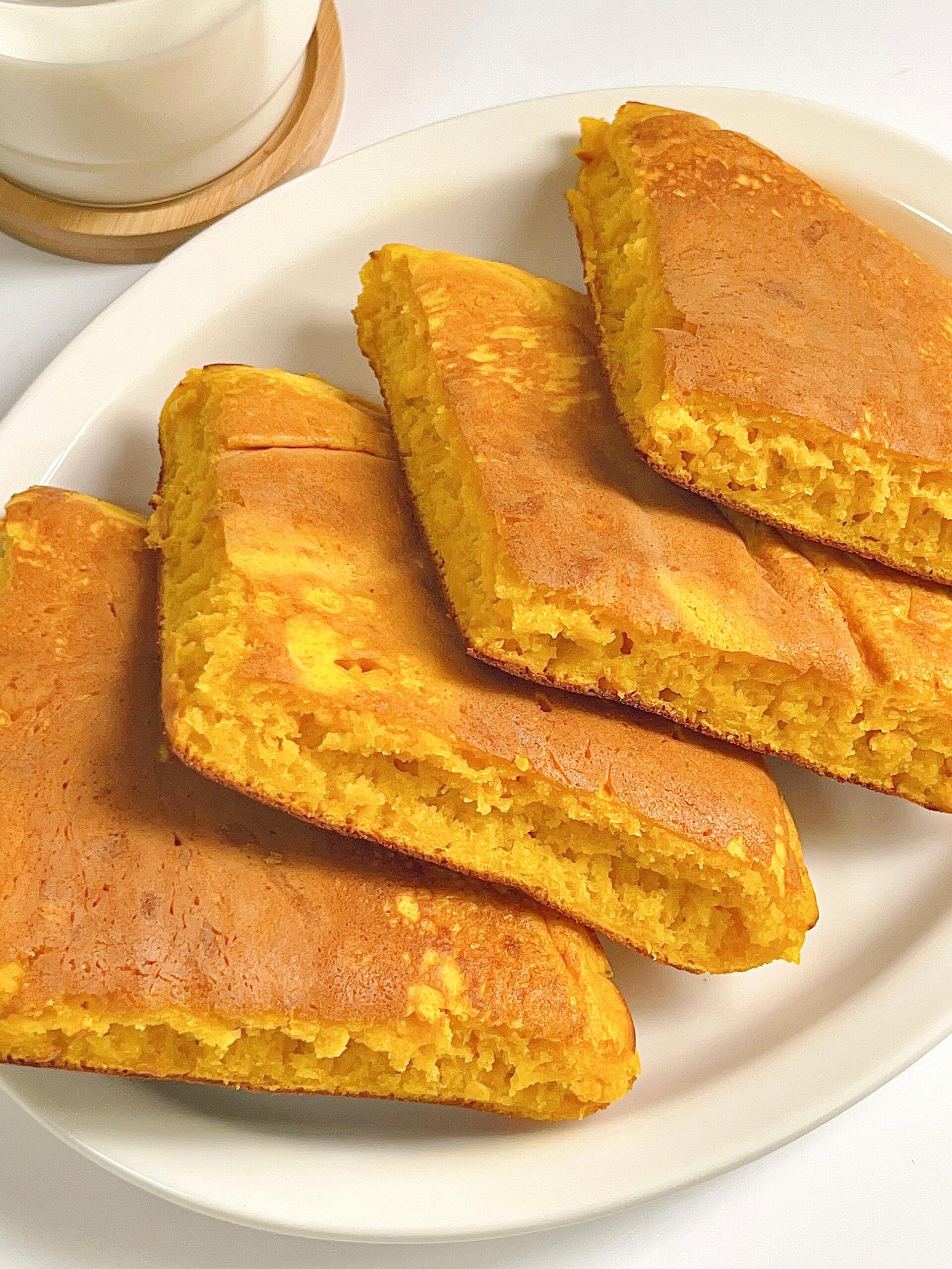 家里如果有南瓜吃不完的，我超级强烈推荐最这个南瓜松饼
无糖无水无油但是松软香甜，