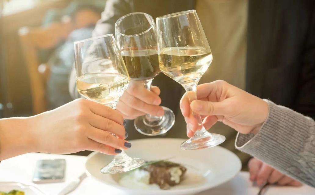 湖北咸宁，男子与妻子离婚不离家，仍以夫妻名义生活在一起。岂料，前妻交了男友，男子