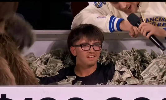 羡慕了！这位戴眼镜的球迷在全明星赛上命中超远三分，赢得了10万美金！

记者：你