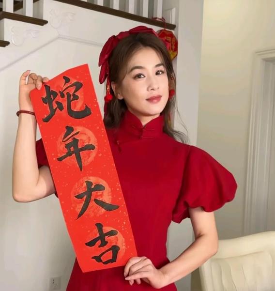 黄圣依从出道惊艳众人，到在娱乐圈历经诸多故事。近日她晒出近照暗示婚姻状态良好。穿