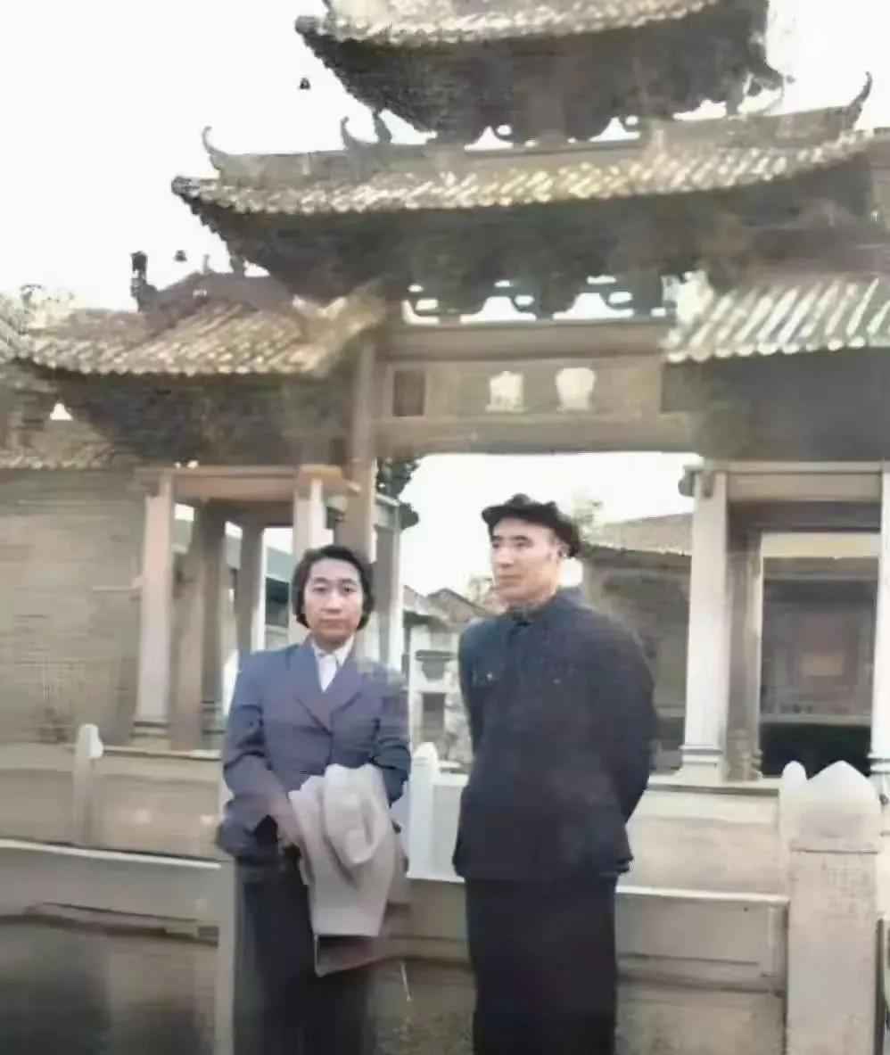 101夫妻二人在广东佛山灵应牌楼前合影，佛山祖庙是供奉道教崇信的北方玄天大帝的神