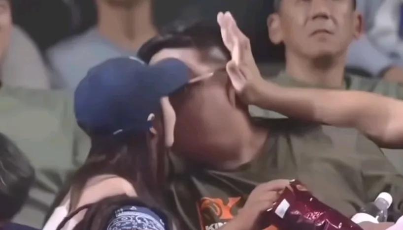 这年头，女生主动肯定有猫腻！她图啥？难道是我的盛世美颜？醒醒吧！



仔细看看