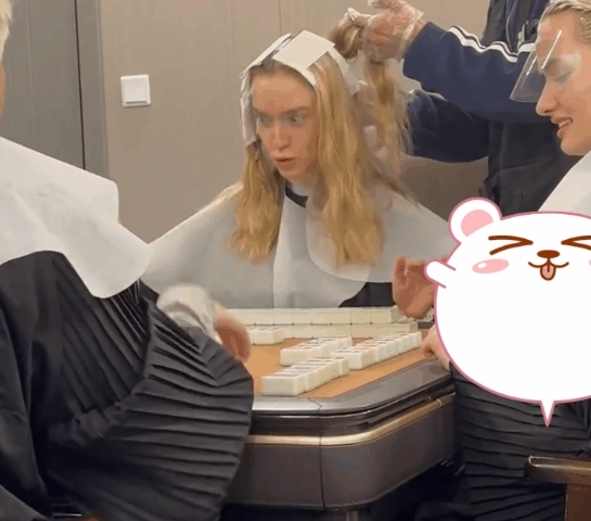 近日，上海，一理发店女店主在为顾客染头发时，发现顾客染头发时间较长，等待太无聊，