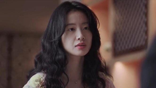 李梦在片场撒泼叫嚣导演，被李诚儒扯下遮羞布，张纪中直言不用她