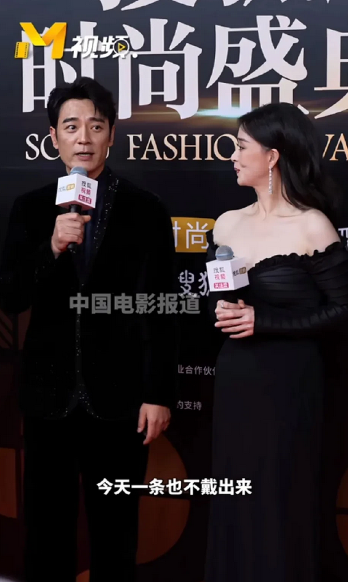 搜狐红毯，被蒋欣和李光洁的互动笑到捶床！俩人站上红毯后，李光洁说蒋欣：“给你买了