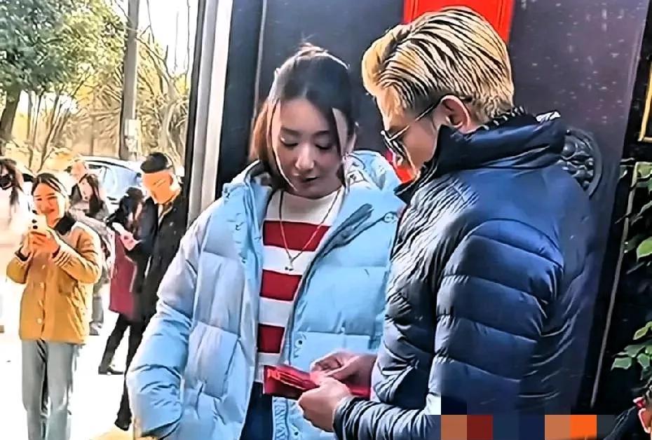 郭富城陪老婆回安徽娘家过年，亲朋好友抢着合影，他亲和力满满！不得不说，男神就是男