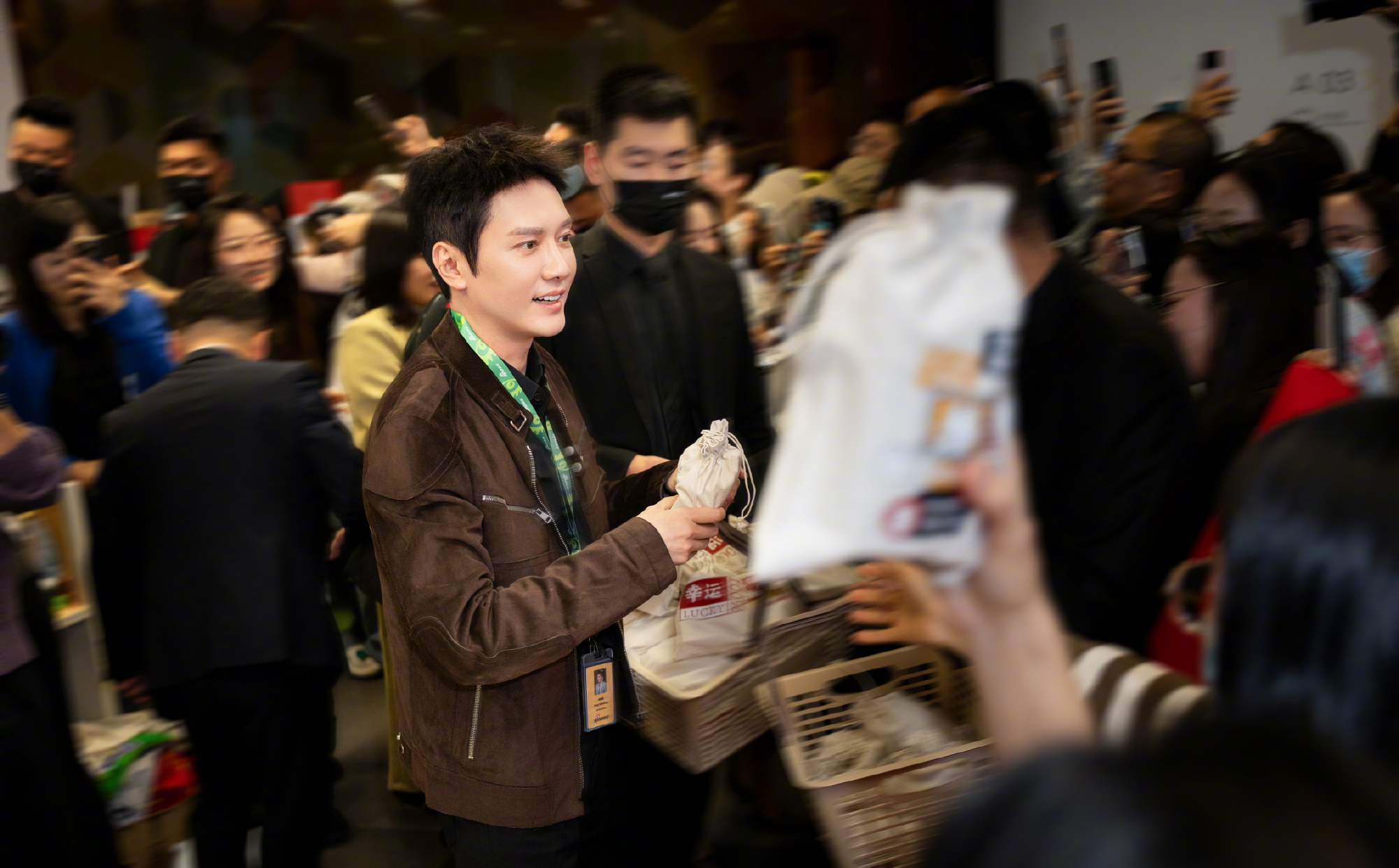 冯绍峰上个剧，剧宣和恋爱爆料双剑齐发。