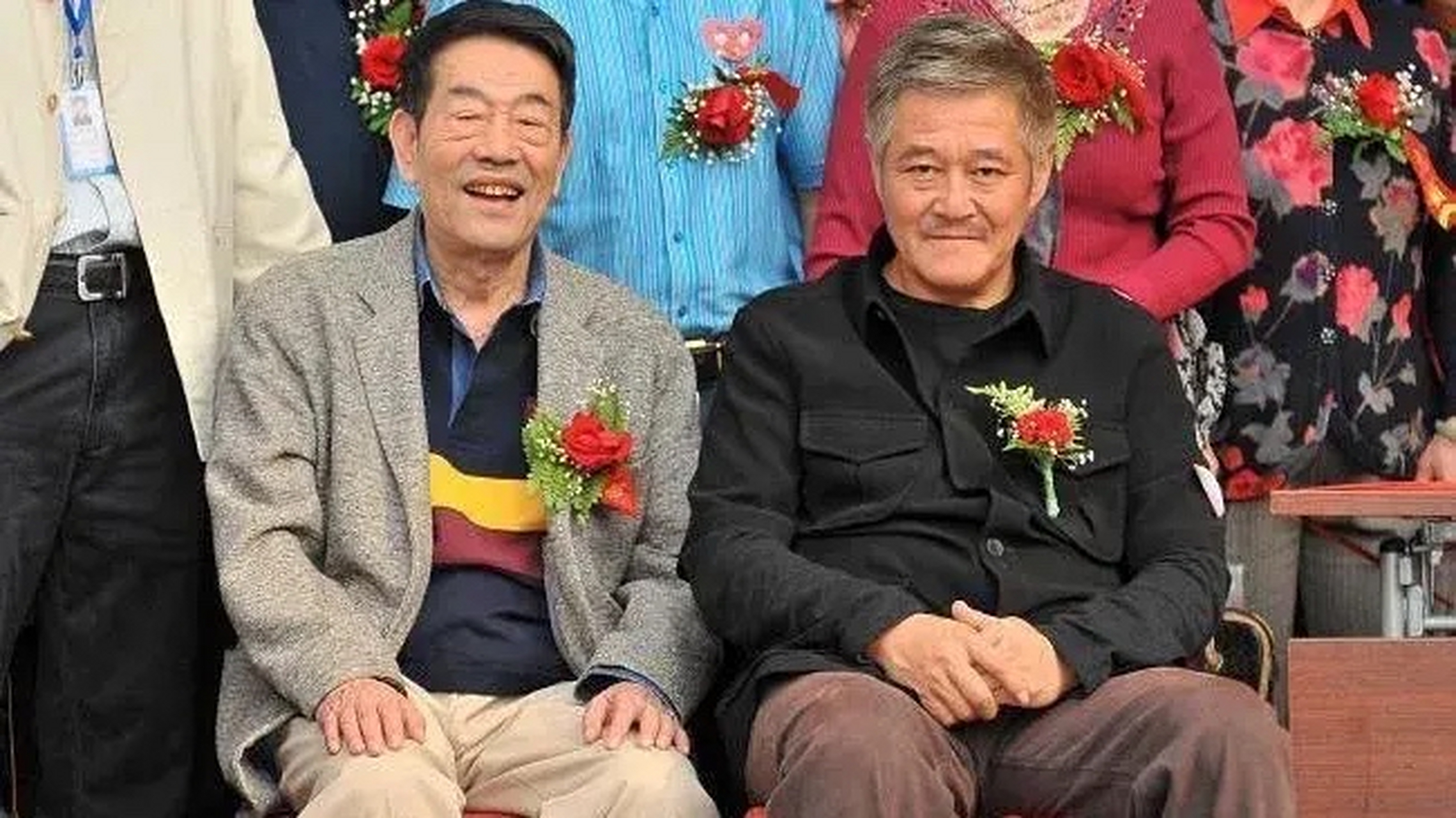 一次，赵本山和杨少华住一个房间，早上醒来，杨少华发现枕头下面藏着2000块钱，赵