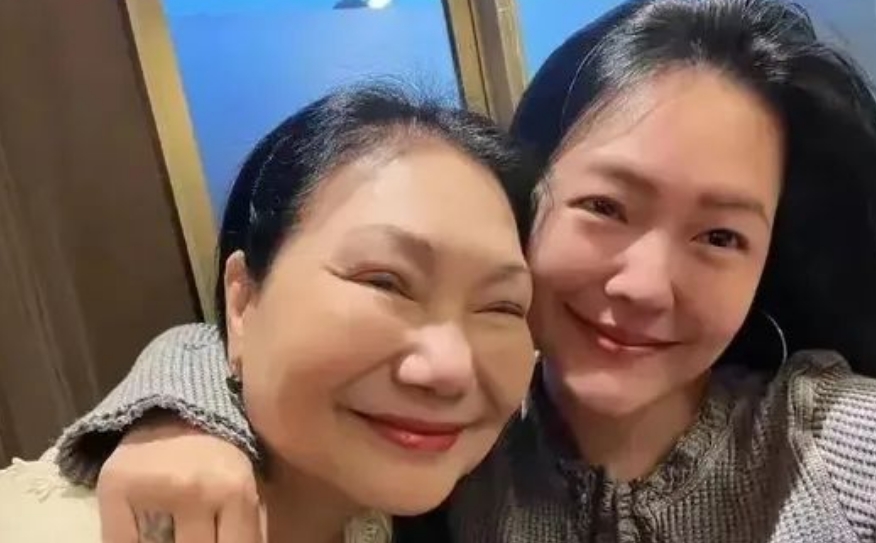 看到大s妈连发的三条动态
瞬间理解刘德华为什么要发声明了
是账号被盗悼念一下大s