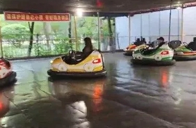 在四川绵阳的某个角落，李子柒与王冰冰的身影出现在了碰碰车的乐园。

她们的同框，