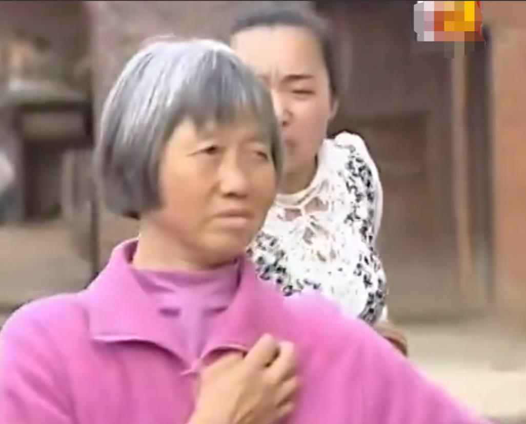 她早该死了！88岁母亲喝农药，五个儿媳在一旁嗑瓜子围观，老母亲被折磨4小时后拉入