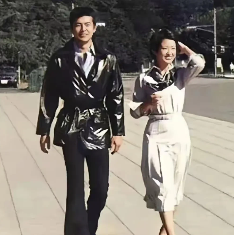 能认出画面中这两位明星演员的，想必是60、70年代的资深影迷。当年，这对金童玉女