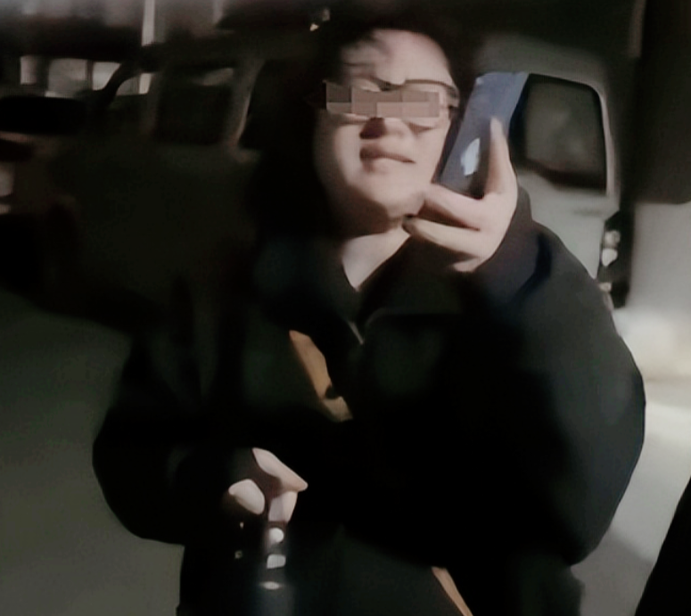 有钱人就这素质？大妈带娃在网约车上吃东西，弄得全是碎屑！司机让她清理干净，大妈却
