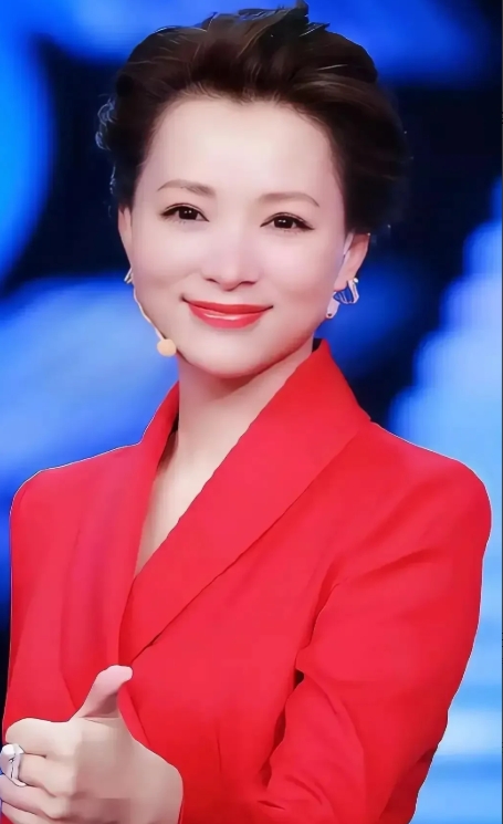 各主持人董卿在一次发言中跟大家分享自己感受，其实我是主持人，这五个字哪是2分钟3