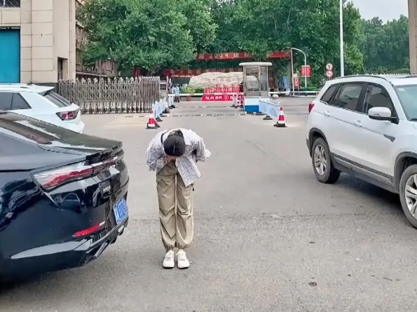 妈妈就要启程回家了，女儿送妈妈来到校园门口，女儿的一个举动，让妈妈瞬间泪流满面了
